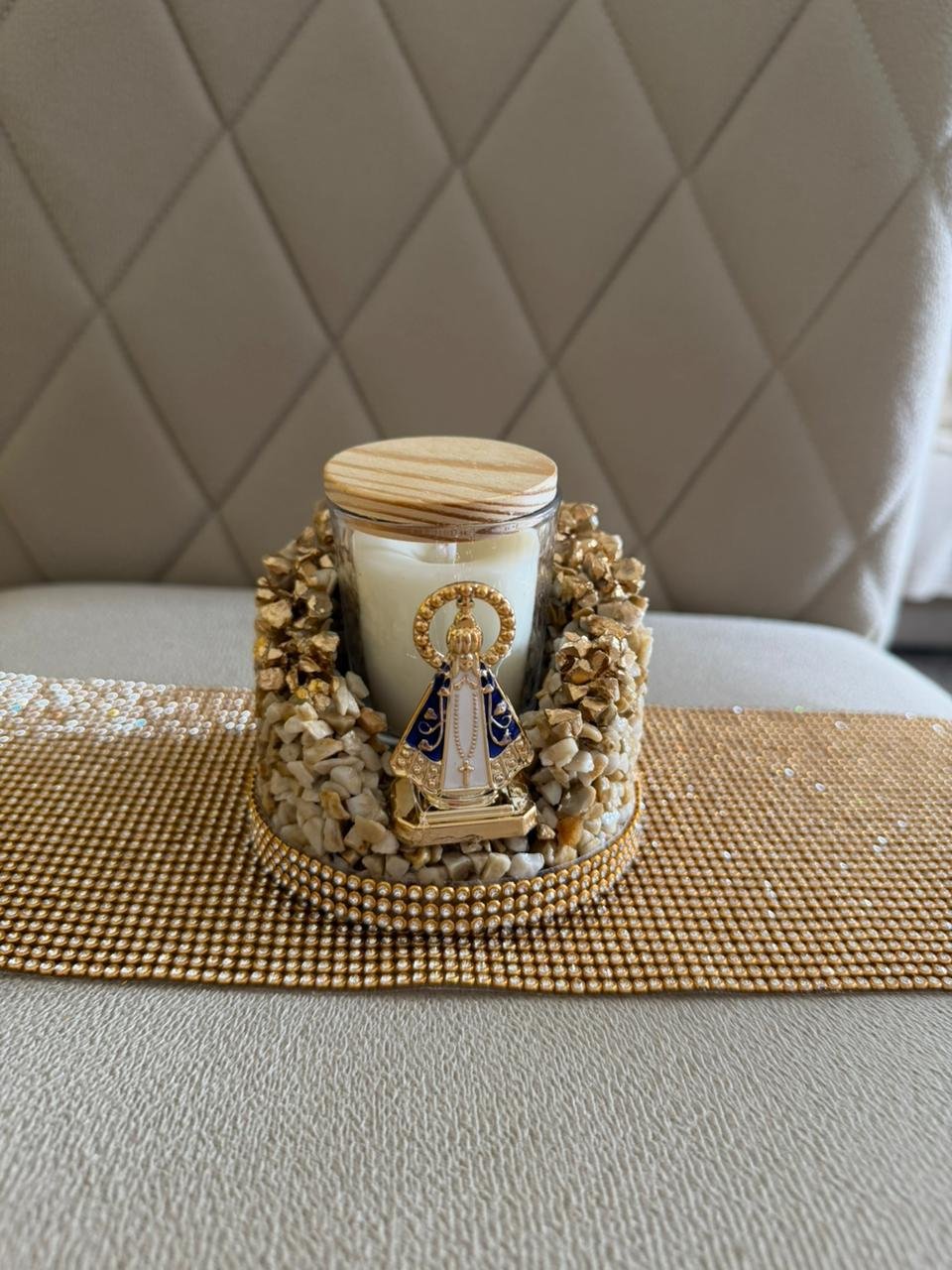 Vela artesanal de Nossa Senhora Aparecida com pedras naturais e base de strass dourado